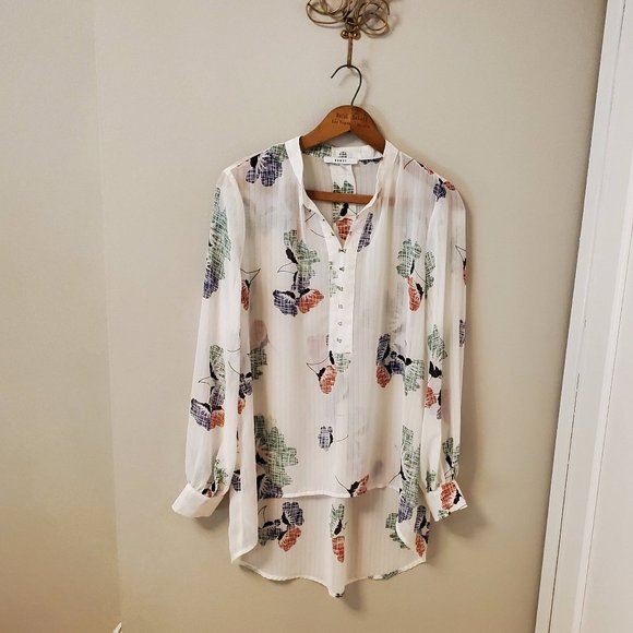 Ro & De Tops - EUC Ro&De hi/lo sheer floral blouse size Medium